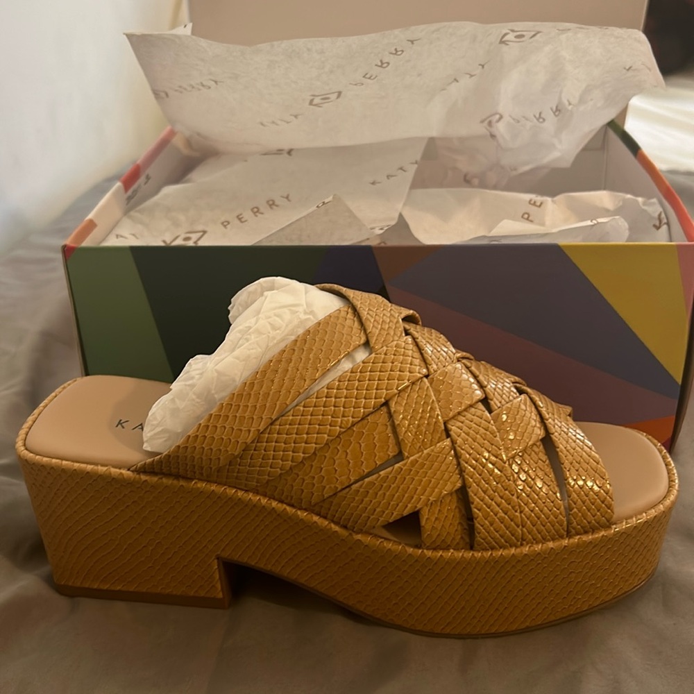 Katy Perry Slide The busy bee criss cross. Biscotti brand new in box